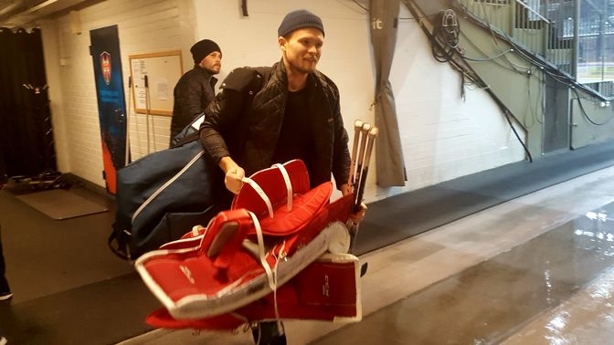 Riku Helenius kantoi Ilves - KalPa -ottelun jälkeen pelikamansa pukukoppikäytävän päästä toiseen. Kuva: Miika Arponen