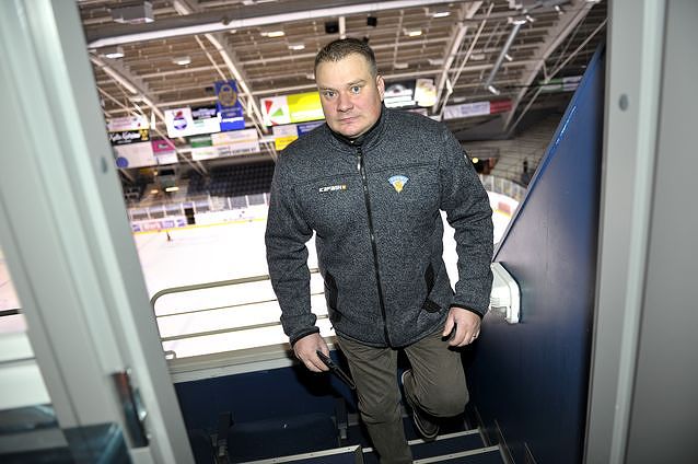 Rauli Urama perustelee kohua herättänyttä päätöstä. Kuva: Juha Sinisalo
