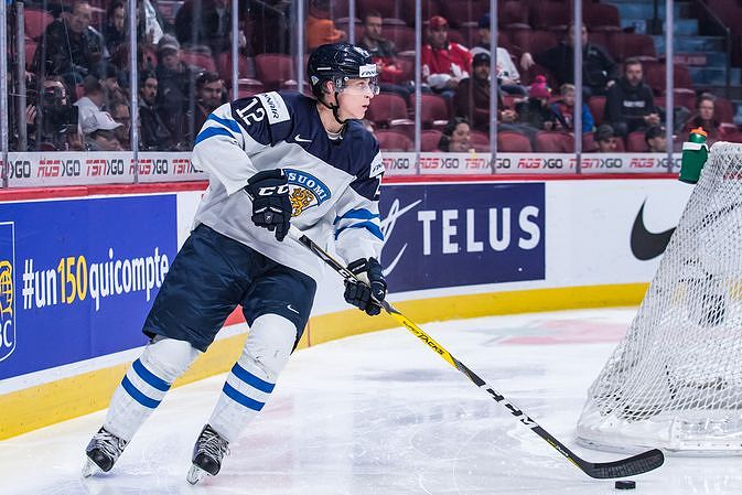 Juuso Välimäki on Suomen joukkueen kapteeni kisoissa. Varakapteeneita ovat Janne Kuokkanen ja Miro Heiskanen. Kuva: Emil Hansson