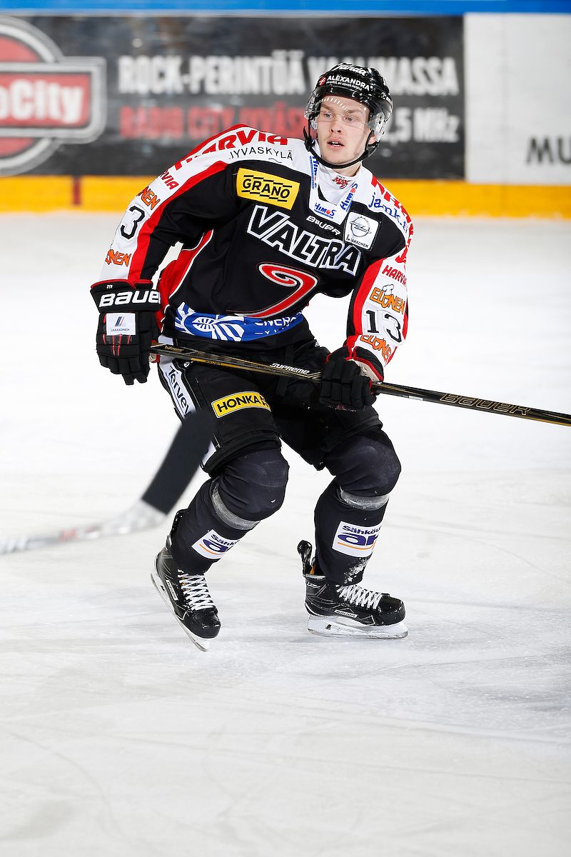 Urho Vaakanainen pelasi päättyneen kauden JYPin takalinjoilla. Kuva: Jukka Rautoi / Europhoto
