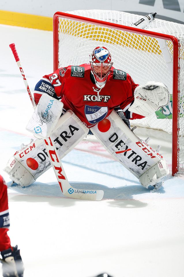 Niklas Bäckström tekee kauden playoff-debyyttinsä Hakametsässä. Kuva: Jukka Rautio / Europhoto