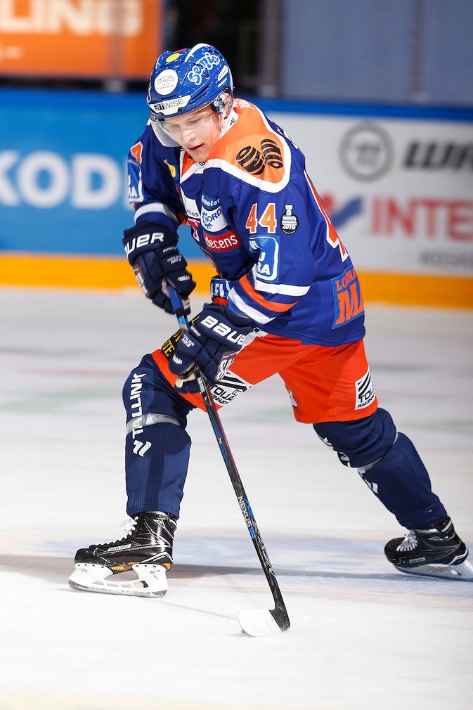 Jan-Mikael Järvinen iski Jukureita vastaan illan komeimman osuman. Kuva: Jukka Rautio / Europhoto