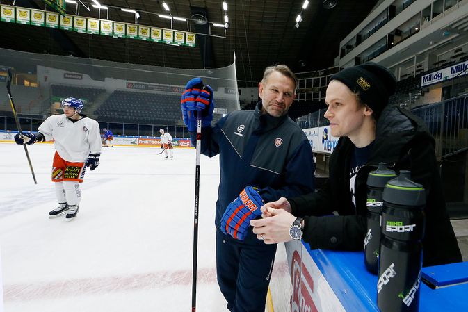 Entinen Tappara-vahti Juha Metsola seurasi Tapparan aamujäitä tarkasti pelipäivän aamuna. Kuva: Jukka Rautio / Europhoto