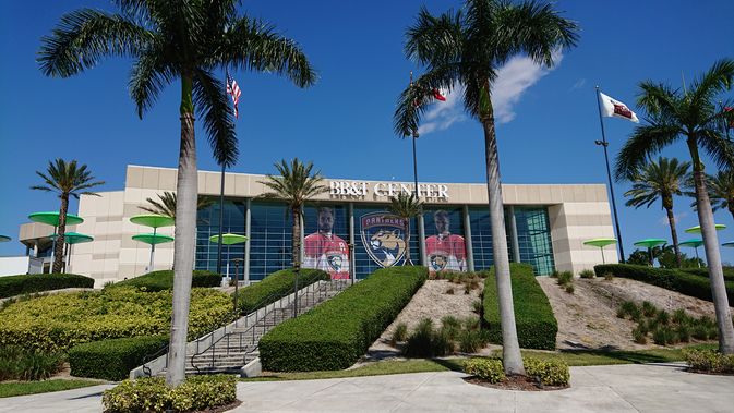 Aleksander Barkov (oik.) on Florida Panthersin ykköstähti.