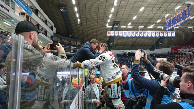Mikael Ruohomaa kiipesi jo ennen seremonioita hakemaan onnittelut katsomon puolelta. Kuva: Miika Arponen