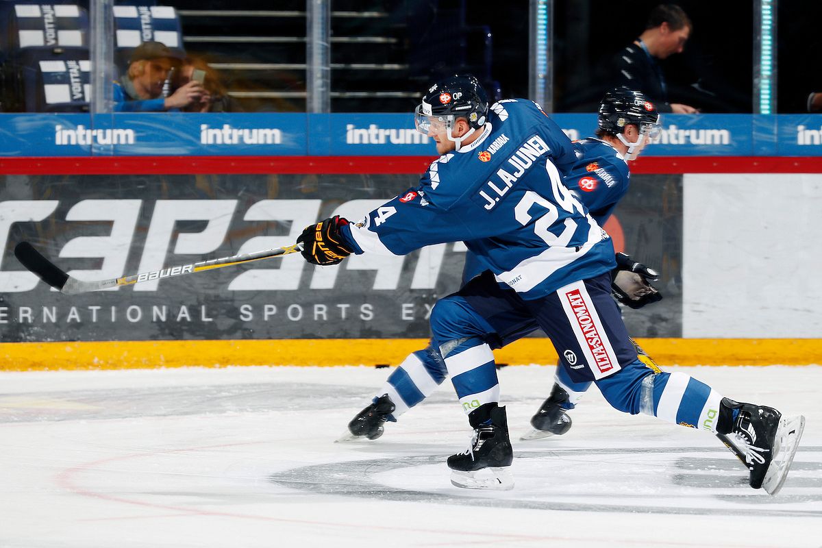 Jani Lajunen esiintyi leijonapaidassa Karjala-turnauksessa. Kuva: Jukka Rautio / Europhoto