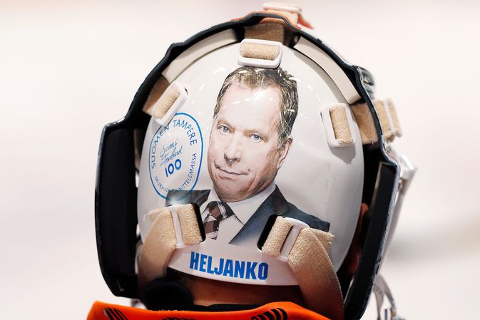Christian Heljangon Suomi 100 -teemaisessa maskissa esiintyy kolme presidenttiä. Kuva: Jukka Rautio / Europhoto