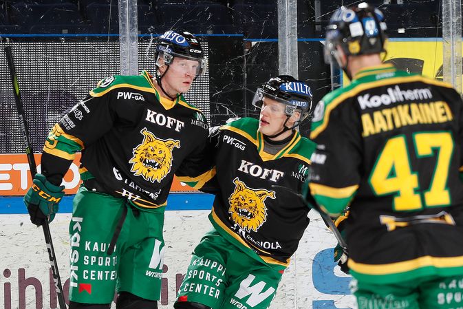 Teemut Lepaus (vas.) ja Rautiainen (kesk.) taiteilivat yhden kevätkauden komeimmista osumista, joka jäi lopulta ottelun voittomaaliksi. Kuva: Jukka Rautio / Europhoto