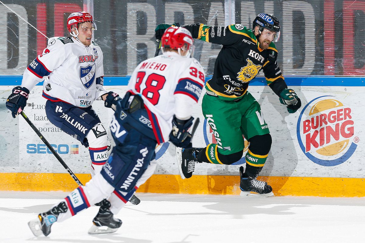 Sami Sandell (oik.) ei tulevalla kaudella ole enää Ilveksen mies, mutta Panu Mieho (kesk.) on. Kuva: Jukka Rautio / Europhoto