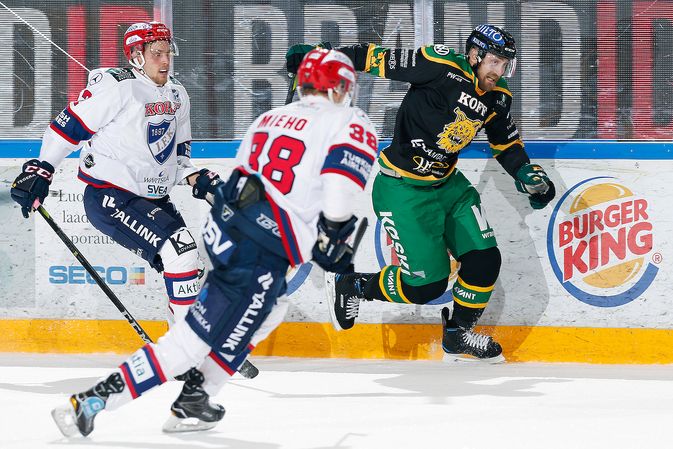 Sami Sandell (oik.) ei tulevalla kaudella ole enää Ilveksen mies, mutta Panu Mieho (kesk.) on. Kuva: Jukka Rautio / Europhoto