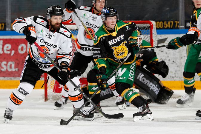 Oskari Laaksosen (oik.) debyytti päättyi jatkoaikatappioon HPK:lle. Kuva: Jukka Rautio / Europhoto