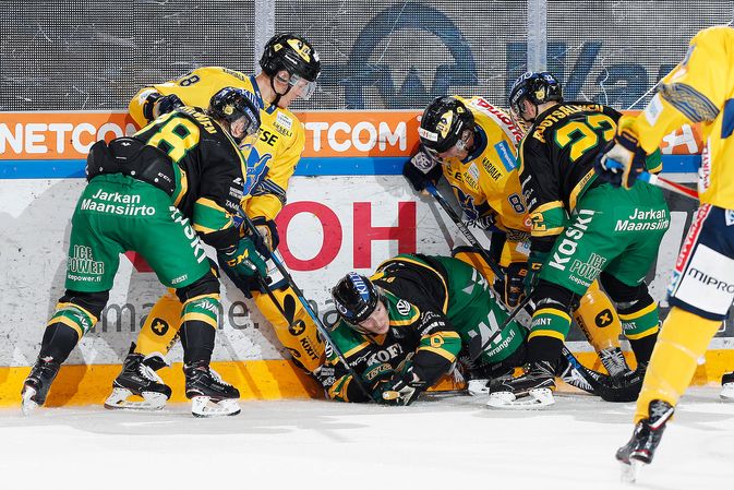 Ilveksen ja Jukurien kamppailu oli kenttätapahtumista huolimatta lopulta tasainen vääntö. Kuva: Jukka Rautio / Europhoto