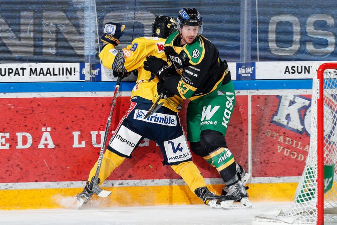 Miika Roine sai tuta Joe Piskulan taklauksen amerikkalaispuolustajan kotidebyytissä Hakametsässä. Kuva: Jukka Rautio / Europhoto