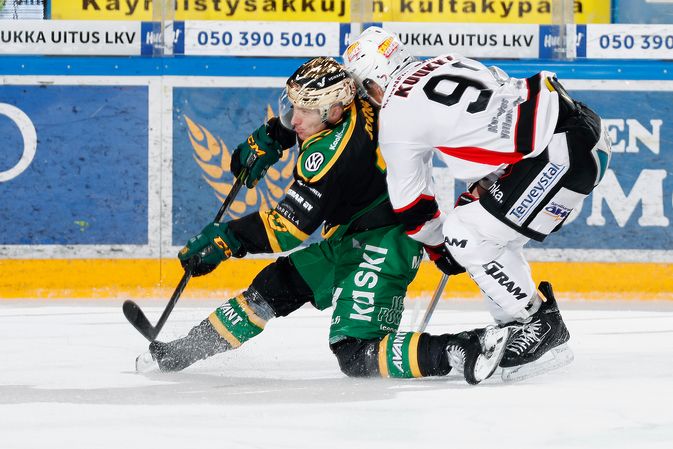 Eemeli Suomi pääsi iskemään 2-0-osuman tyhjään maaliin Mikko Kuukan estelystä huolimatta. Kuva: Jukka Rautio / Europhoto