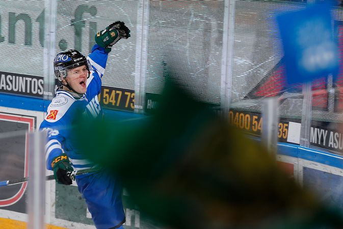 Teemu Rautiainen ei peitellyt iloaan yli kuukauden kuivan kauden päätyttyä Suomi 100 -juhlaottelussa. Kuva: Jukka Rautio / Europhoto