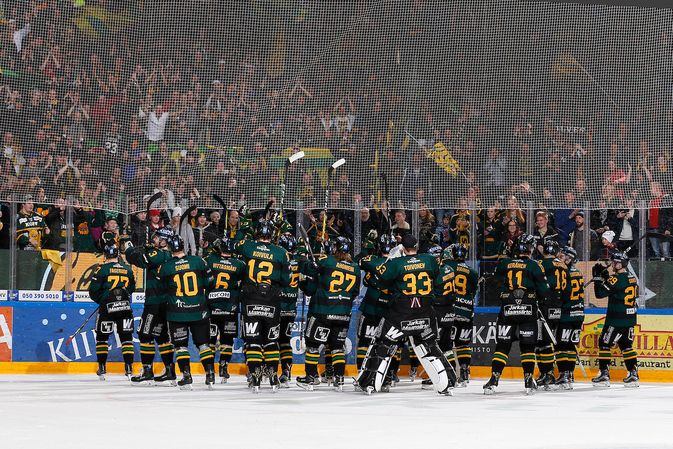 Ilves pääsi juhlimaan playoff-paikan varmistumista täyden katsomon edessä. Kuva: Jukka Rautio / Europhoto