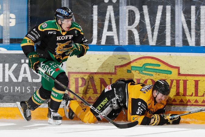 Otto Koivula rikkoi Lasse Lappalaista, ja SaiPa rokotti siitä ylivoimalla. Kuva: Jukka Rautio / Europhoto