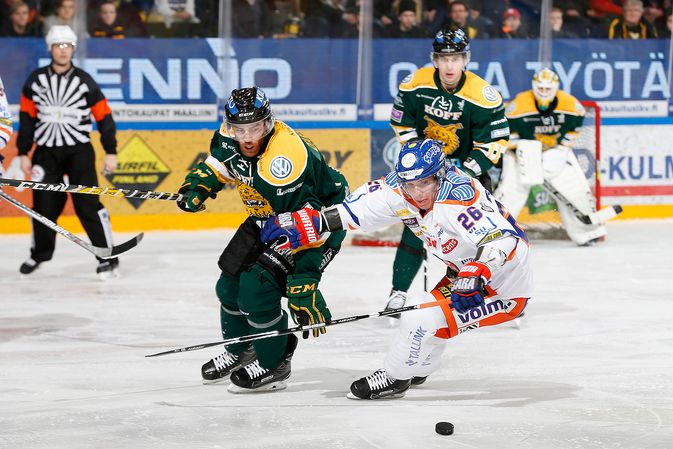 Jere Karjalainen (oik.) palaa kokoonpanoon pitkän loukkaantumisen jälkeen. Kuva: Jukka Rautio / Europhoto