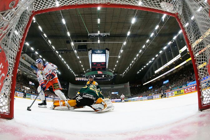 Blake Parlettin veivit tehosivat Antti Lehtoseen, ja Tappara siirtyi ottelussa lopulta tavoittamattomaan johtoon. Kuva: Jukka Rautio / Europhoto