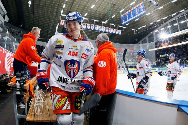 Sebastian Revolla oli hymy herkässä iskettyään jatkoerässä ottelun ratkaisuosuman. Kuva: Jukka Rautio / Europhoto