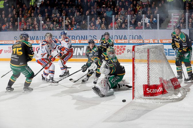 Tästä tilanteesta ei syntynyt maalia, mutta kaksi kiekkoa Riku Heleniuksen taakse ottelussa saatiin. Kuva: Jukka Rautio / Europhoto