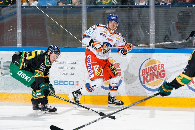 Tuore ilves Teemu Lepaus ei saanut katkaistua viime kauden ilveksen Veli-Matti Vittasmäen syöttöä. Kuva: Jukka Rautio / Europhoto