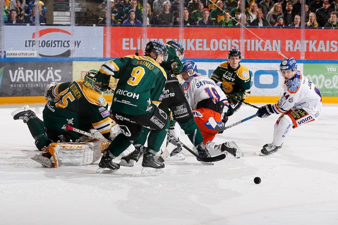 Tämän tilanteen Olli Vainio hoiti kunnialla, mutta illan saldo oli lopulta Ilvekselle murheellinen. Kuva: Jukka Rautio / Europhoto