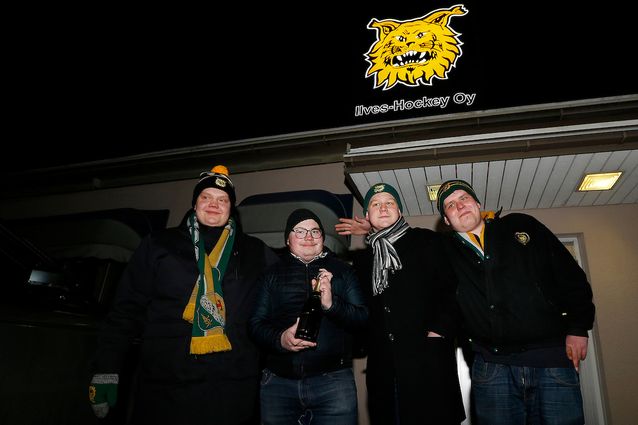 Ilves-fanit Antti, Tommi, Mikko ja Janne odottavat Ilveksen yhtiökokouksen tulosta kuohujuomien kanssa. Kuva: Jukka Rautio / Europhoto
