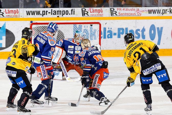 Eetu Luostarinen iski kiekon yläkulmaan KalPan ja Tapparan välisessä kuudennessa finaaliottelussa. Kuva: Jukka Rautio / Europhoto