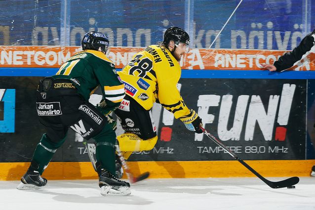 Mikael Kuronen (oik.) kamppailee ensi kaudella Ilves-paidassa. Kuva: Jukka Rautio / Europhoto