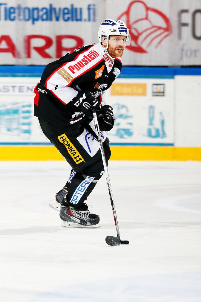 Henrik Tallinder jatkaa turkulaispuolustuksen kulmakivenä. Kuva: Jukka Rautio / Europhoto