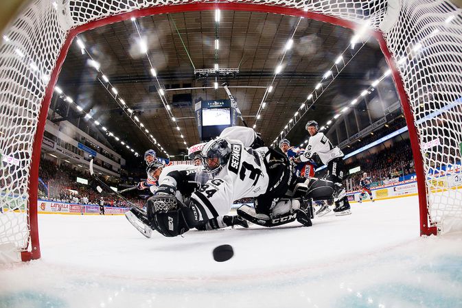 Jukka Peltola iski 2-0-osuman ensimmäisessä erässä, eikä Oskari Setänen ehtinyt enää kiekon tielle. Kuva: Jukka Rautio / Europhoto