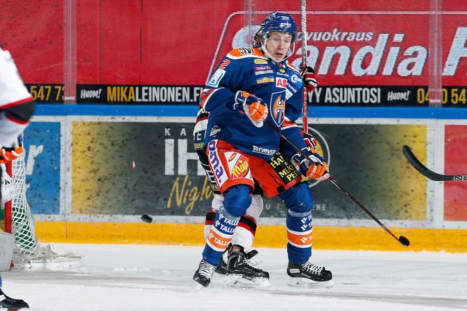 Otto Mäkinen debytoi liigapelaajana Hakametsän jäällä. Kuva: Jukka Rautio / Europhoto
