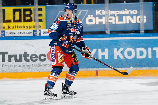 Toni Utusen minuutit Liigan puolella ovat jääneet vähiin. Mestiksessä peli kuitenkin kulkee. Kuva: Jukka Rautio / Europhoto