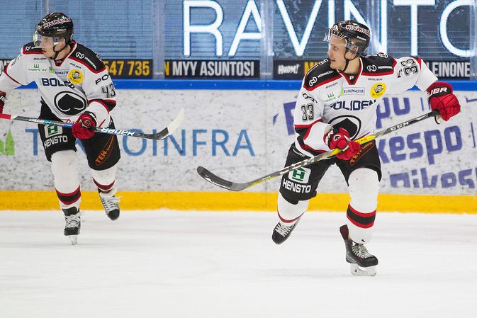 Tommi Taimi (oik.) pelasi paluuottelussaan ruotsalaispuolustaja Maksim Matushkinin pakkiparina. Kuva: Europhoto