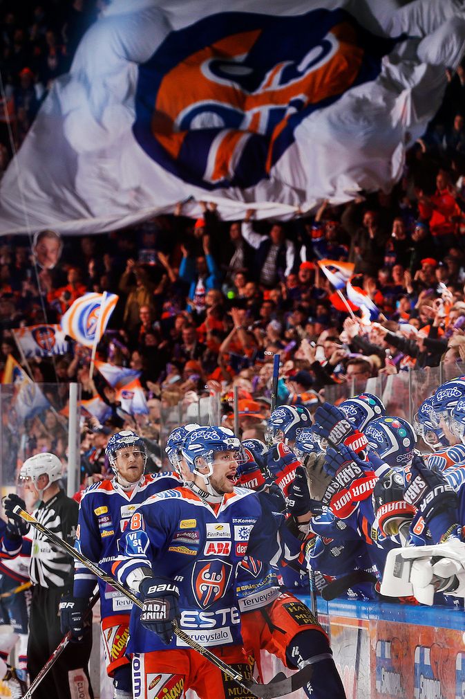 Jukka Peltola huudatti kotiyleisöä 2-2-tasoitusosumallaan. Kuva: Jukka Rautio / Europhoto