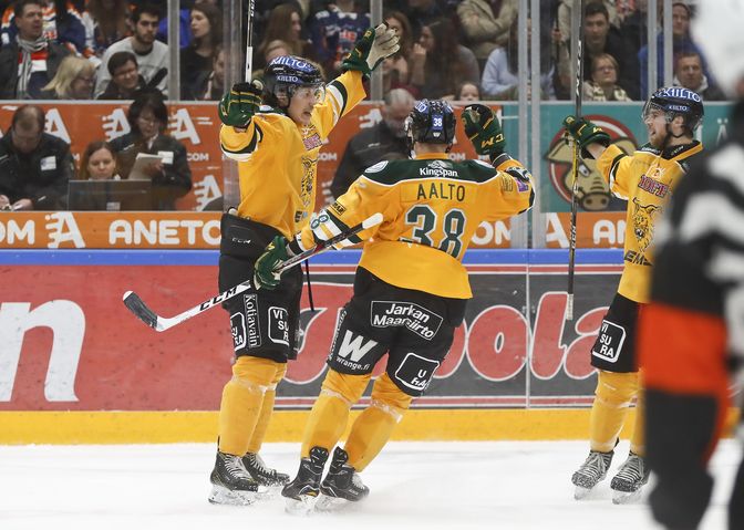 Otto Koivula tuulettaa Ilveksen tasoitusosumaa.