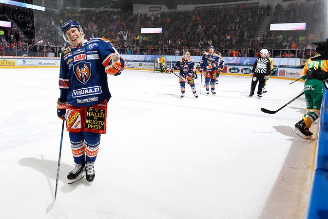 Jan-Mikael Järvisen hymy oli herkässä uran ensimmäisen hattutempun synnyttyä. Kuva: Jukka Rautio / Europhoto