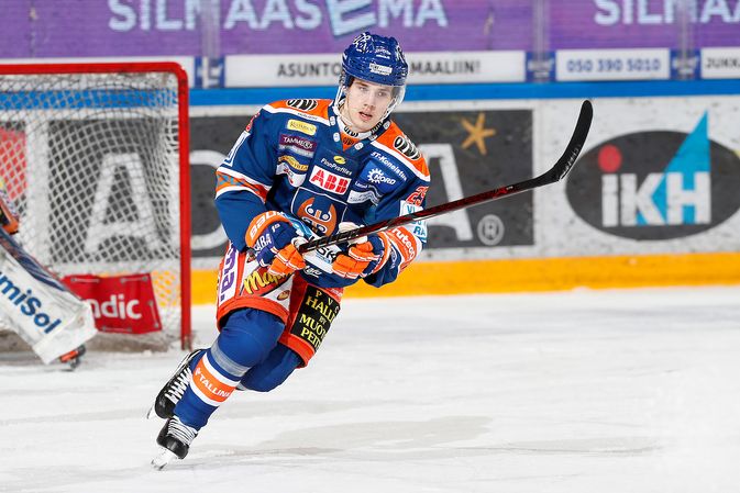 Henrik Haapala palasi Pohjois-Amerikan-reissultaan takaisin tuttuun kirvesrintapaitaan. Kuva: Jukka Rautio / Europhoto