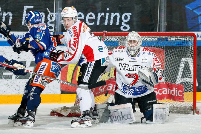 Jussi Olkinuora torjui jo kauden yhdeksännen voittonsa JYP-paidassa vain kolmessatoista ottelussa. Kuva: Jukka Rautio / Europhoto