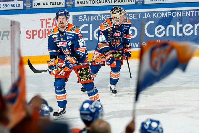 Juhani Jasu on laukonut Tapparan 2-0-johtoon. Kuva: Jukka Rautio / Europhoto