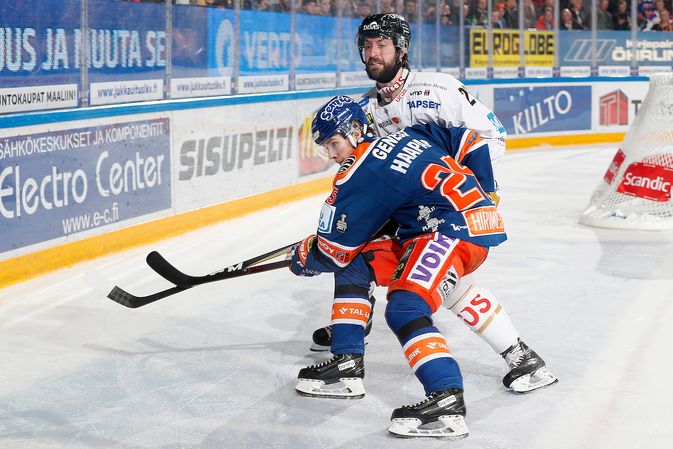 Shaun Heshka ja Kärpät saivat pidettyä Henrik Haapalan Tapparan aisoissa. Kuva: Jukka Rautio / Europhoto
