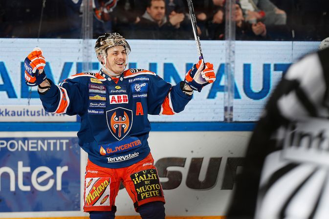 Kristian Kuusela juhlii tekemäänsä 1-1-maalia. Kuva: Jukka Rautio / Europhoto