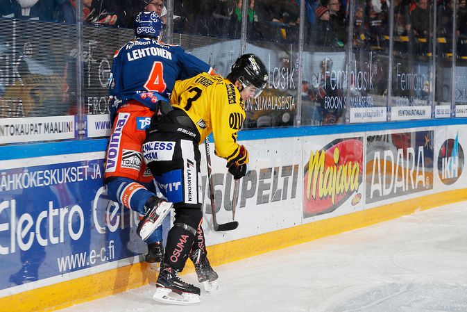 Alexandre Texier jakoi kovuutta Tappara-puolustaja Mikko Lehtoselle. Kuva: Jukka Rautio / Europhoto