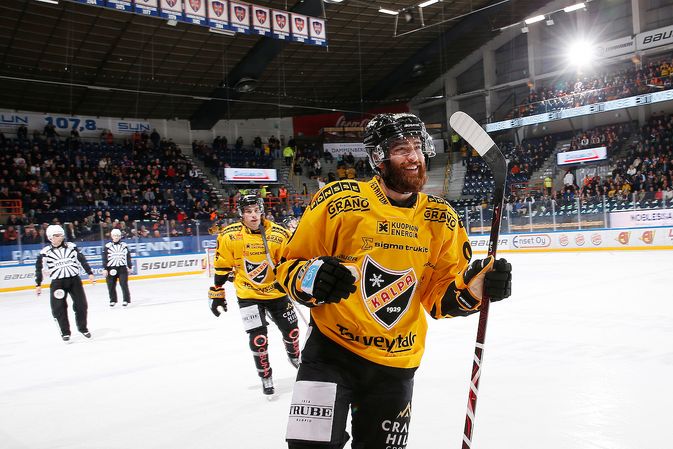 Komean playoff-parran jo ennen pelien alkua kasvattanut Jerry D'Amigo juhli ottelun avausosumaa. Kuva: Jukka Rautio / Europhoto