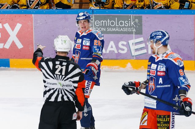 Tappara-miehistö ei ollut yhtä mieltä tuomareiden (kuvassa Stefan Fonselius) kanssa. Kuva: Jukka Rautio / Europhoto