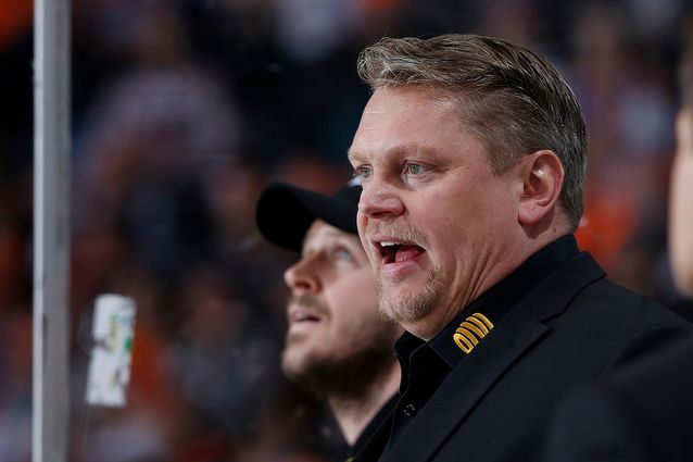 Pekka Virta (vas.) kävi kuumana tuomarityöskentelystä ottelun jälkeen. Kuva: Jukka Rautio / Europhoto