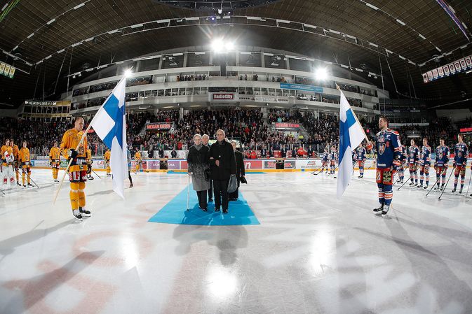 Kapteenit Janne Niskala ja Jukka Peltola toivottivat siniristilippujen kanssa sotaveteraanit tervetulleiksi Suomi 100 -juhlaotteluun. Kuva: Jukka Rautio / Europhoto