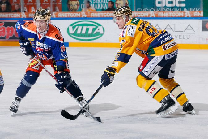 Ville Vahalahti (oik.) jatkanee Lukon pistekuninkaana. Kuva: Jukka Rautio / Europhoto