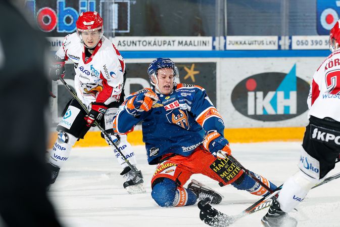 Aleksi Salonen pelasi epätavallisella pelipaikalla hyökkääjänä. Tästä tilanteesta oli seurauksena Joonas Komulaiselle koukkaamisjäähy. Kuva: Jukka Rautio / Europhoto